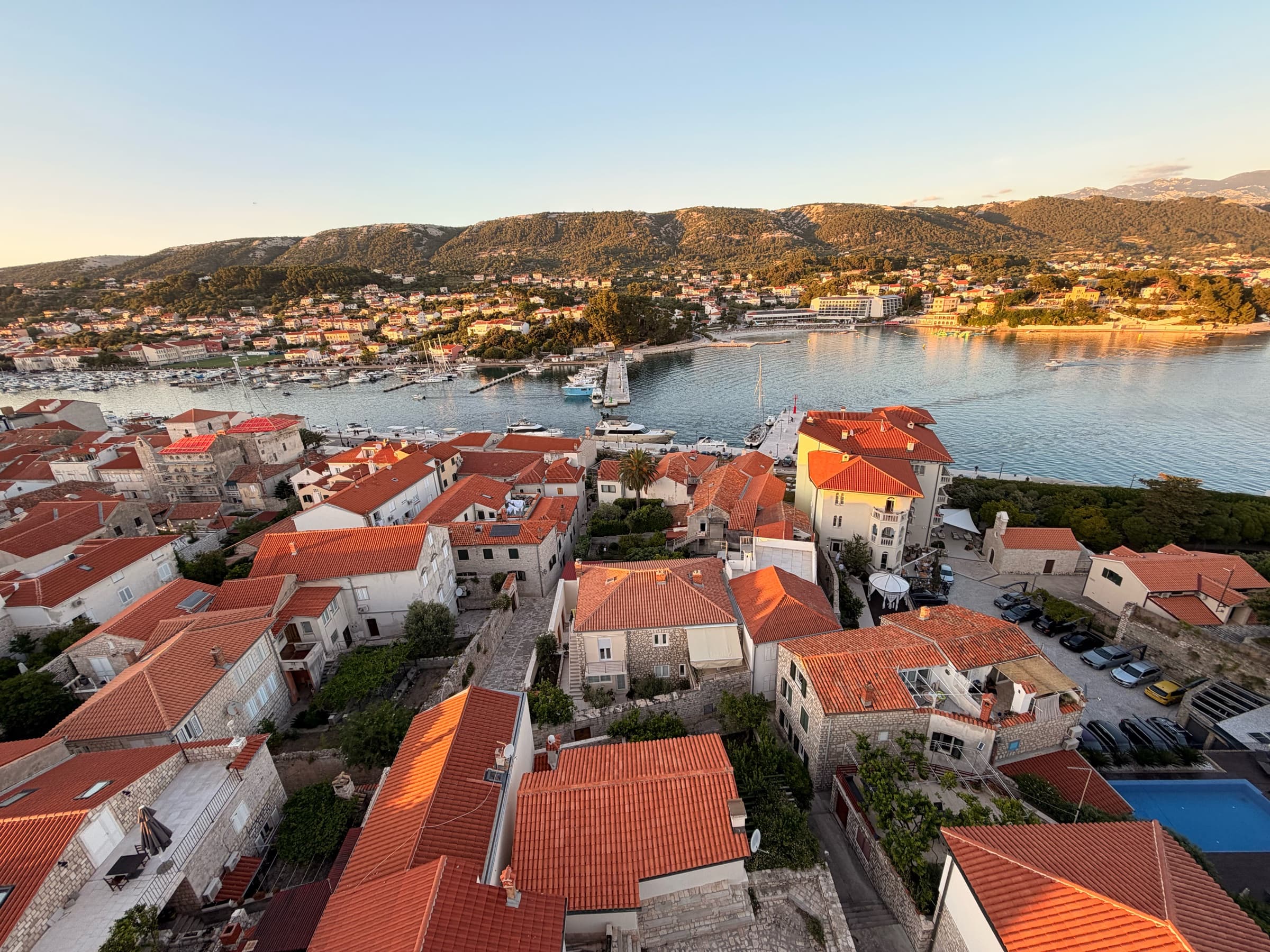 Krovovi povijesne jezgre i rapska luka gledani s katedralnog zvonika.